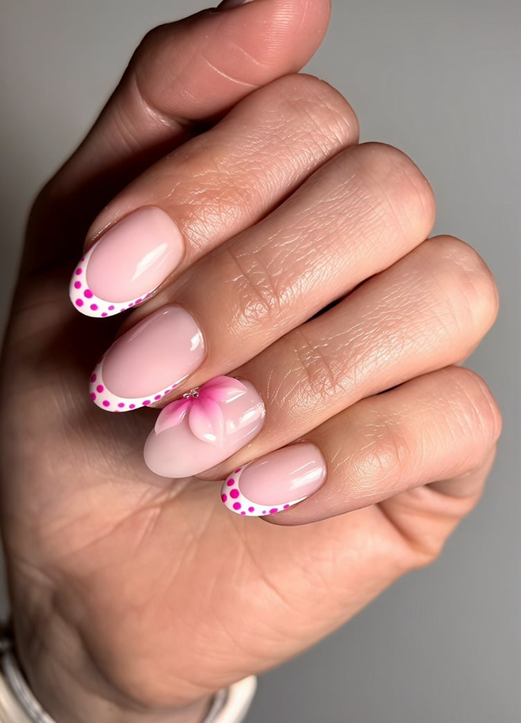 Capsules gel avec baby-boomer et incrustations de strass discrets