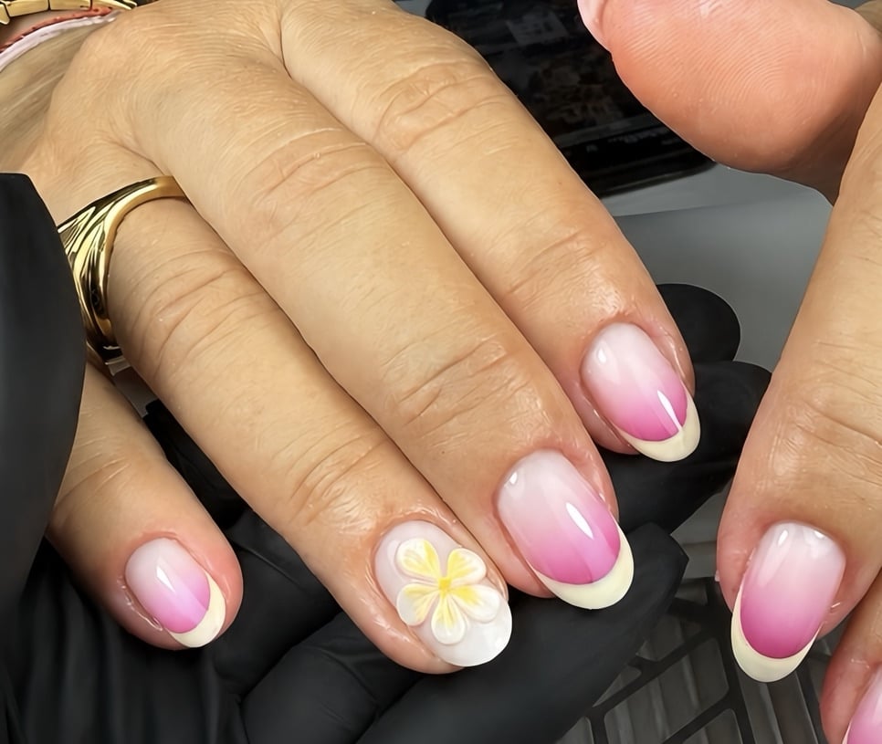 Nail art effet marbré beige et blanc sur deux doigts