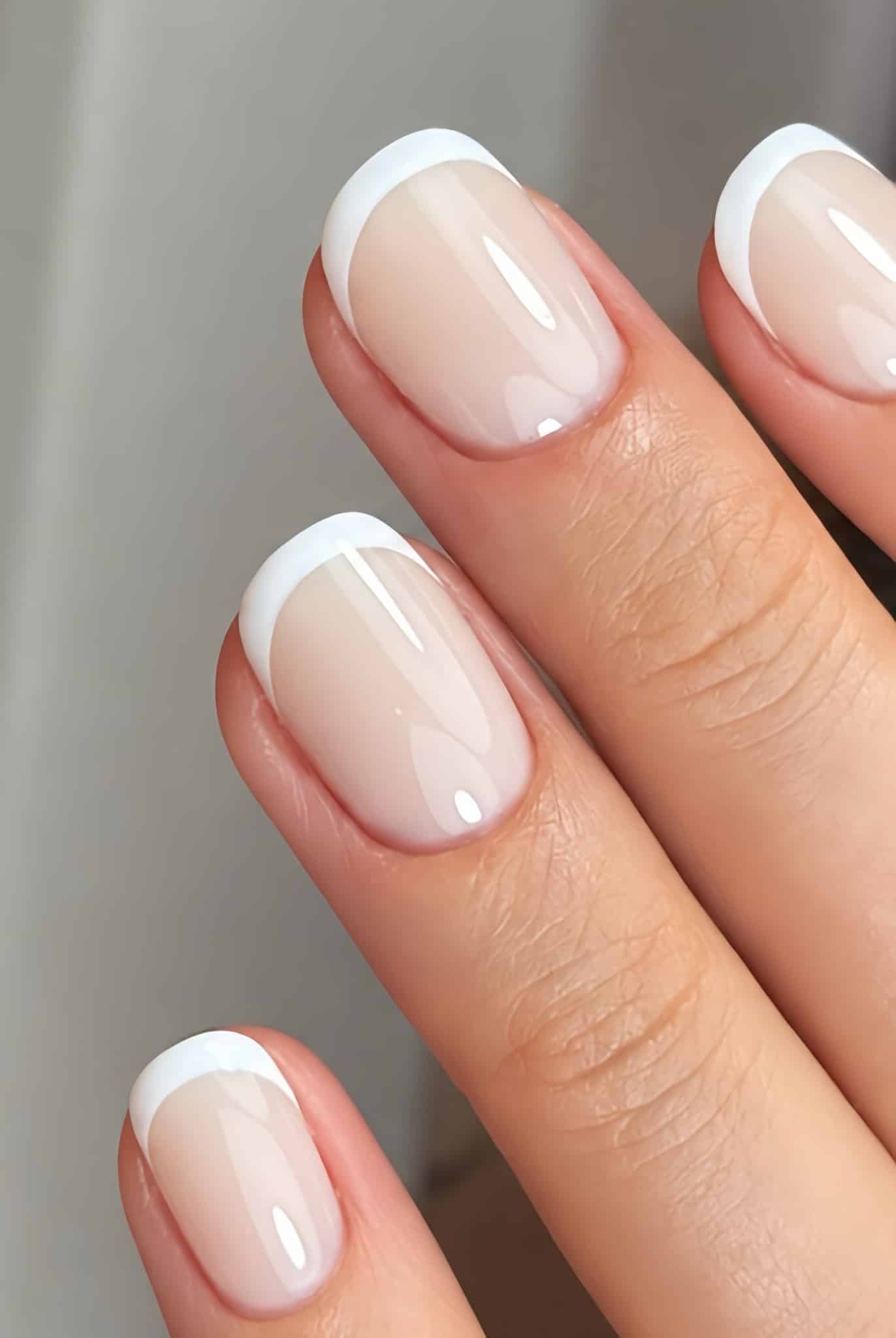 Pose capsules gel forme amande avec french inversée dorée