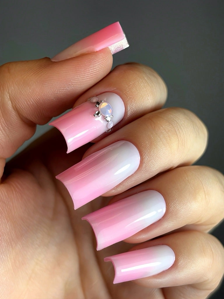 Nail art fleurs 3D blanches sur base rosée, réalisé à Saint-Sébastien-sur-Loire
