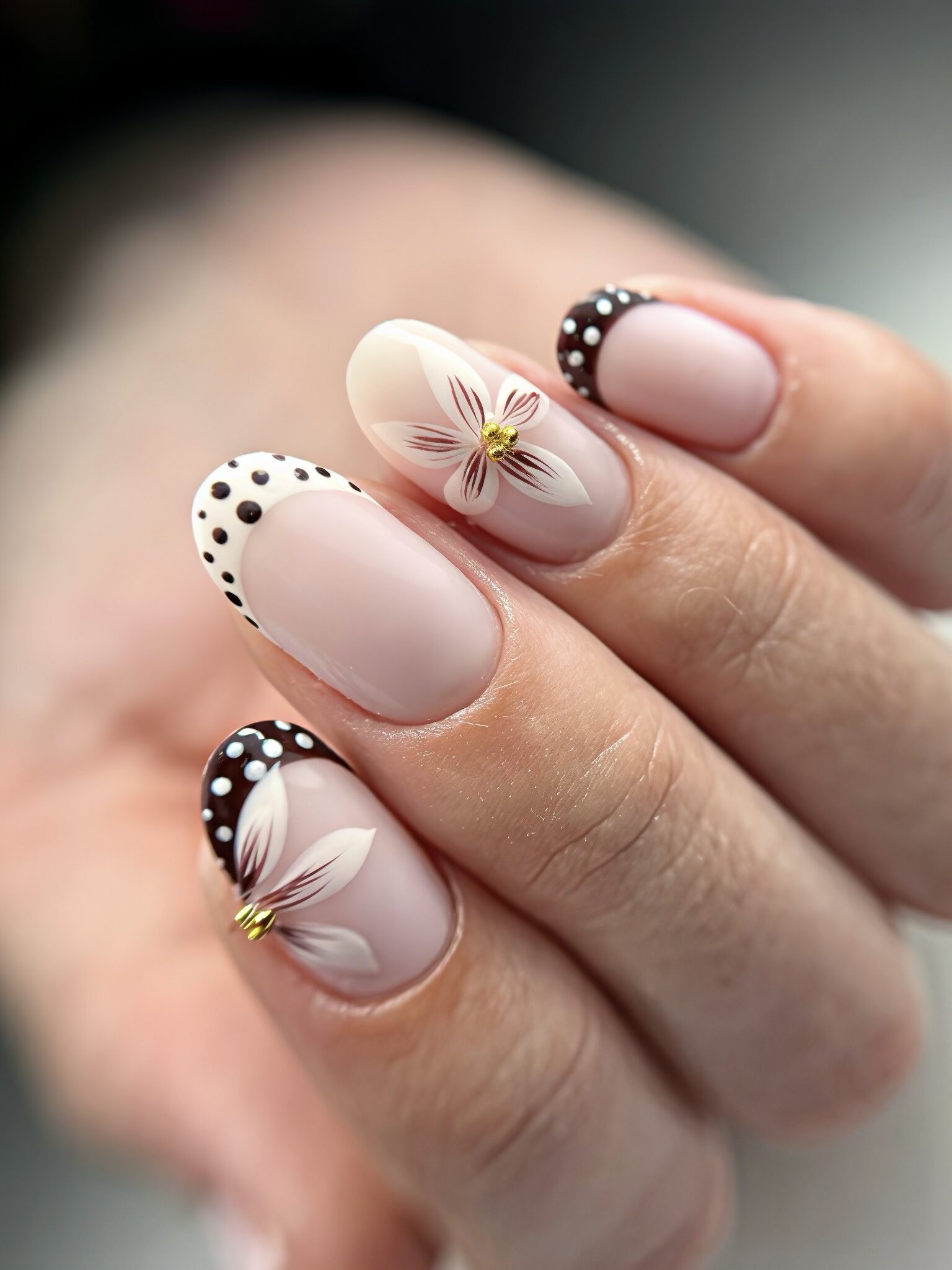 Nail art graphique lignes fines dorées sur fond crème