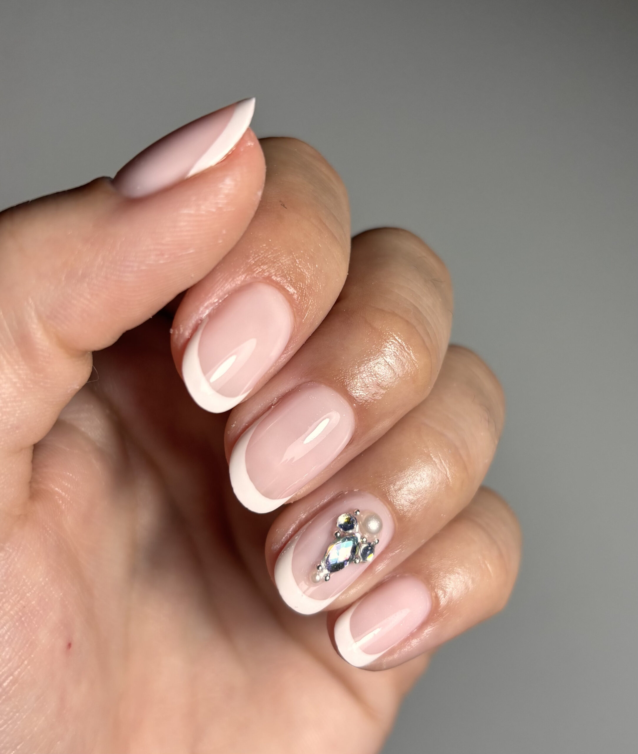 Gainage transparent sur ongles courts, effet ongles naturels renforcés