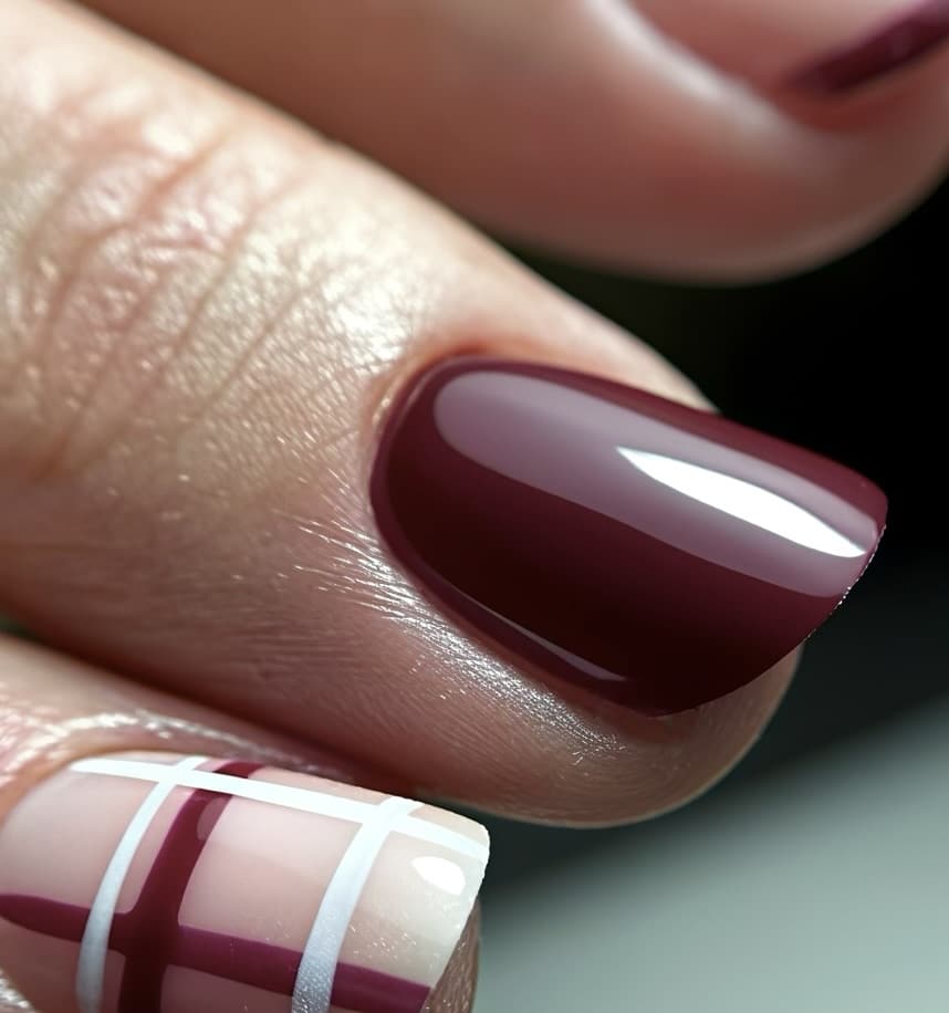 Gainage sur ongles naturels, finition nude brillante, forme ovale courte