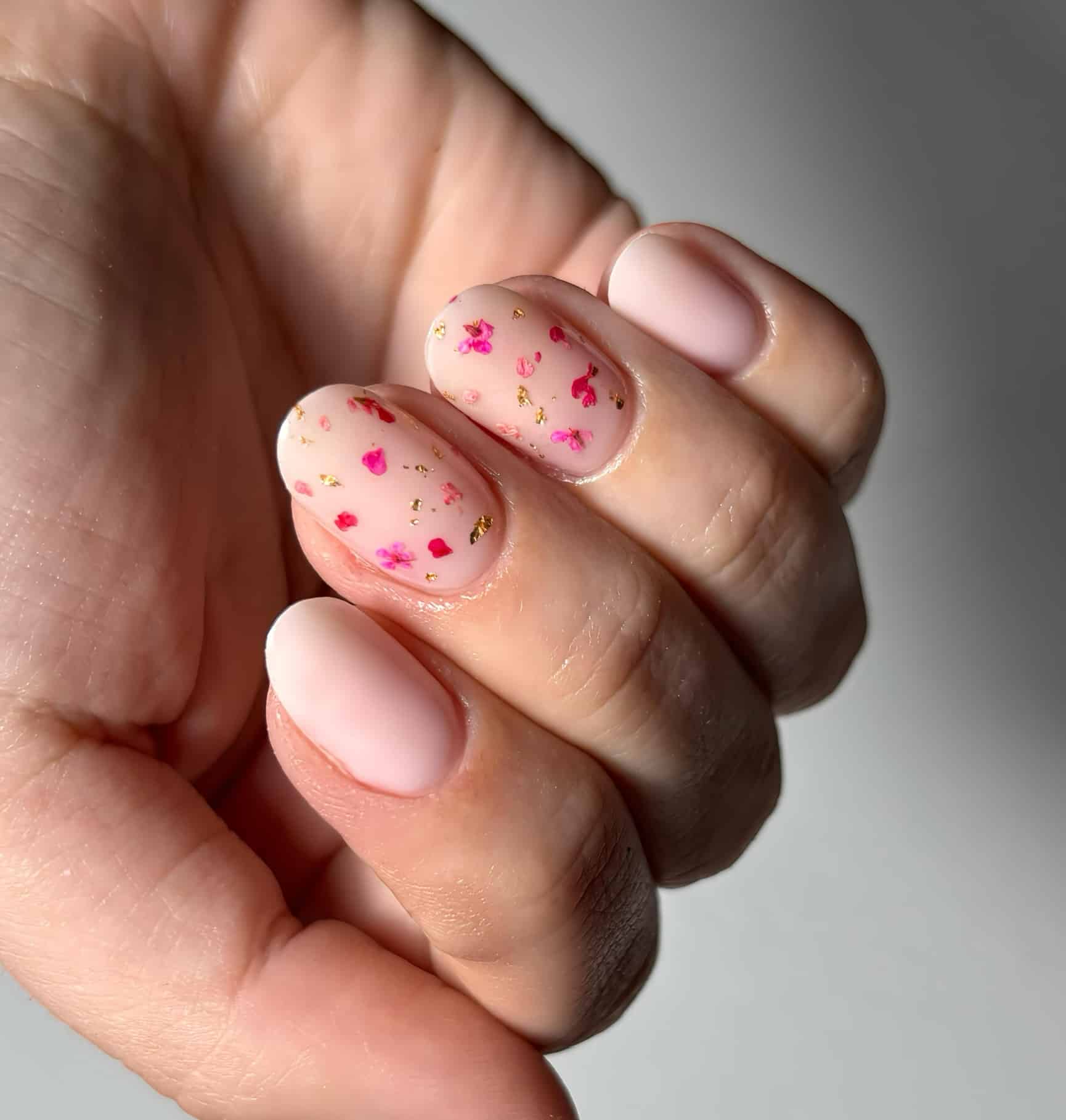 Gainage laiteux sur ongles naturels courts, forme carrée arrondie